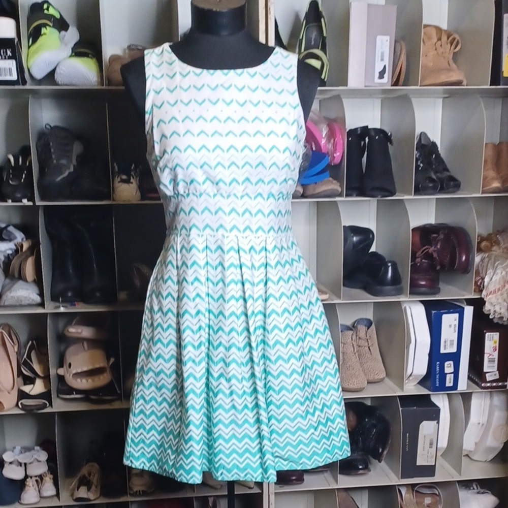 Tease Me Midi White and Green A-Line Sundress size 5 6